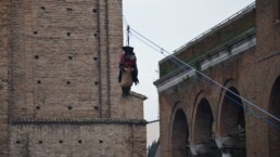 La Befana scende dal cielo al Villaggio di Natale